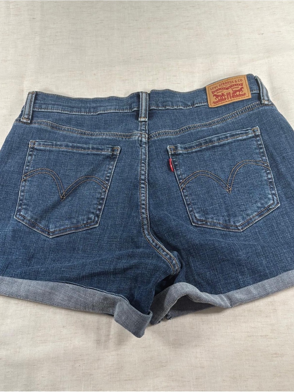 Levi’s Women’s Blue Denim Cuffed Shorts Medium Wash Button 5-Pocket Size 30 - Picture 5 of 5